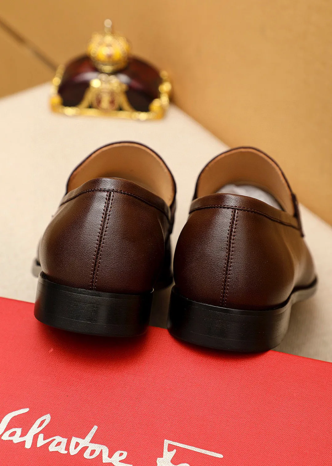 Men's shoes 💰460 💐 Product trademark: Ferragamo "Ferragamo" casual leather shoes Regular size: 38-44 (45.46🉑️customized) Product materials: Selected imported first-layer calfskin upper + luxury hardware buckle, imported water-dyed cowhide leather lining. Strong three-dimensional visual effect, original rubber outsole Color: 3⃣️colors available